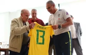 Mario Zagallo y el técnico de Brasil, Tite. 