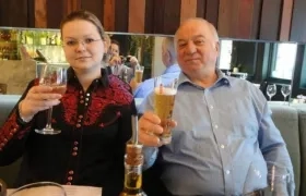 Yulia junto a su padre Serguéi Skripal. 
