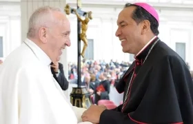 Monseñor Pablo Emiro Salas Antelis y el Papa Francisco.