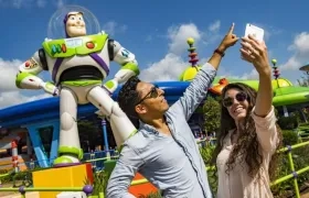  Toy Story Land ocupa casi 4.600 metros cuadrados y promete embarcar a los visitantes en una travesía por el infinito.