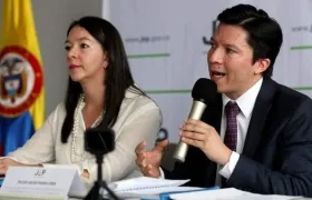 Los magistrados de la (JEP) Catalina Díaz Gómez y Óscar Javier Parra Vera.