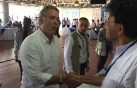 El Presidente de Colombia, Iván Duque, saluda al defensor de los DDHH, José Humberto Torres, hoy en Apartadó.