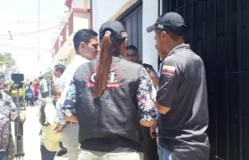 En los exteriores de la residencia del 'Nene' Pérez, los agentes del CTI esperan la salida del alcalde cienaguero. 