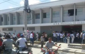 Trbajadores y usuarios protestando frente al hospital.