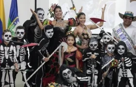 La Reina del Carnaval de Soledad Paula Andrea Luna García y un grupo alusivo al ceremonial.