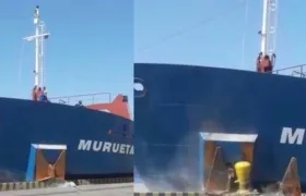 Momento del impacto del buque contra el muelle de Palermo.