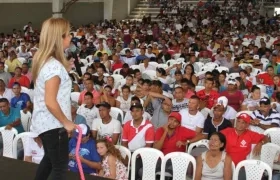 La candidata Elsa Noguera explicando los alcances de la propuesta.