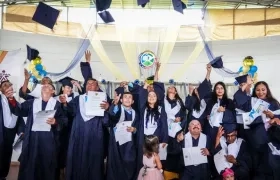Fotografía tomada el 16 de noviembre de 2019, que muestra a varios jóvenes campesinos y excombatientes mientras celebran durante la ceremonia de graduación en La Julia, Meta (Colombia). 