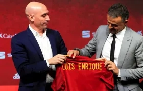 El nuevo seleccionador nacional de fútbol, Luis Enrique Martínez,d., acompañado por el presidente de la RFEF, Luis Rubiales.