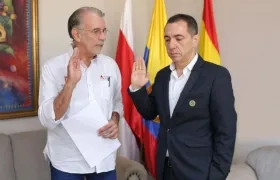 Eduardo Verano de la Rosa toma juramento a rector encargado de UniAtlántico, Jorge Luis Restrepo.