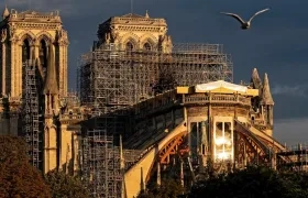 Catedral de Notre Dame siendo reconstruida.