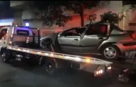 Una grúa del Tránsito recoge en el vehículo accidentado.