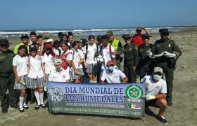 Participantes del Día Mundial de los Humedales en Puerto Colombia, a cargo de la Policía Ambiental. 