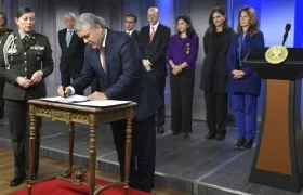 El Presidente Iván Duque firmando el Decreto.