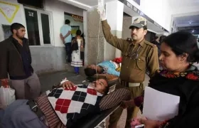 Un civil herido recibe tratamiento en un hospital tras explotar una granada en una estación de autobús de Jammu, capital de invierno de la Cachemira india. 