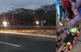 Momento en que eran auxiliados los dos ciclistas que resultaron arrollados por una moto.