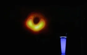 - Los científicos responsables del Telescopio del Horizonte de Sucesos (EHT) presentaron el miércoles la primera imagen de un agujero negro.