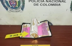 Cocaína rosada fue hallada por la Policía Antinarcóticos en una Biblia que iba como encomienda desde Cali a Bogotá.