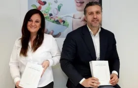 Marinela Olivares (i) y David Basilio (d), autores del "Diccionario de la Gastronomía", muestran ejemplares de la obra que incluye más de 7.000 términos del ámbito iberoamericano.