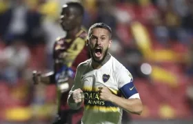 Darío Benedetto festejando el gol del empate 2-2.