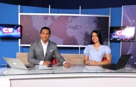 Los presentadores de noticias generales Said Gómez y Shirley Campillo en el nuevo set.