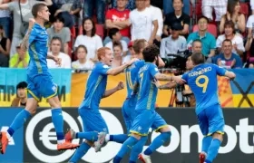 Jugadores de Ucrania celebran uno de los goles ante Corea. 