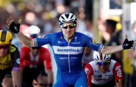 Elia Viviani, levanta los brazos al ganar la cuarta etapa en el Tour.