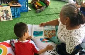 La iniciativa busca acercar a las familias mediante la lectura. 