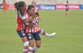 Renata Arango felicitando a Yoreli Rincón por el golazo.