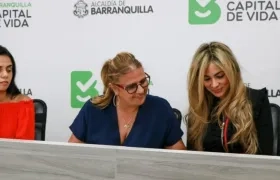 La secretaria de Educación, Bibiana Rincón y la General, Ana María Aljure.