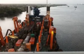 La draga Lelystad en el Puerto de Barranquilla.