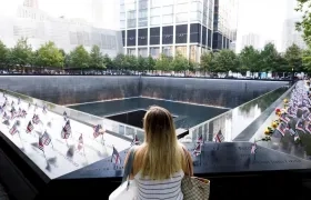 Una mujer mira hacia el North Pool del National Memorial del 11 de septiembre durante las ceremonias que marcan el 18 aniversario de los ataques terroristas del 11 de septiembre de 2001 en Nueva York.