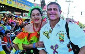 Rodrigo Obregón y su madre Sonia Osorio durante la Batalla de Flores del Carnaval de la 44, en el 2009