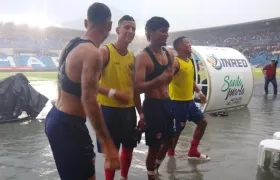 Jugadores del Unión Magdalena con el agua sobre el tobillo.