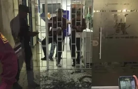 Vidrios reventados en la puerta del edificio de Rectoría, donde los vigilantes fueron atacados con bombas incendiarias.