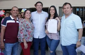 Milena Vidal recibiendo el decreto de parte del alcalde de Soledad Rodolfo Ucrós.