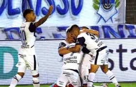 El colombiano Johan Carbonero festeja su gol con Gimnasia. 