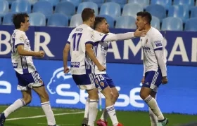 Juanjo Narváez celebra el gol del empate con sus compañeros. 