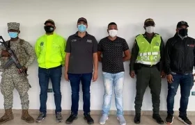Un hombre, el cuarto de izquierda a derecha, fue capturado como presunto responsable del homicidio de la ambientalista Juana Perea.