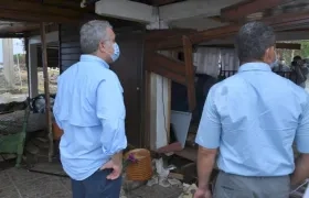 El presidente Duque y el gobernador de San Andrés, Alen Jay, inspeccionando los daños.