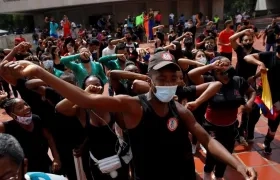 Bailarines de salsa realizan un plantón pidiendo que en Cali se celebre la tradicional feria de fin de año de manera virtual, hoy en Cali (Colombia).