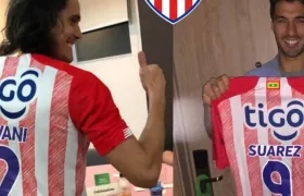 Edison Cavani y Luis Suárez, con la camiseta del Junior.