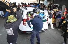 Así destruyeron los vándalos una patrulla de la Policía en Bogotá, durante protestas.