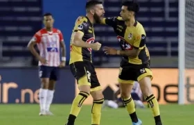Federico Pereyra y Raúl Osorio de Coquimbo celebran un gol