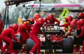 Escudería Ferrari en los pits durante unos entrenamientos.