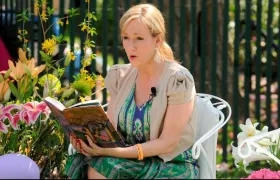 La escritora JK Rowling lee el libro "Harry Potter y la Piedra filosofal".