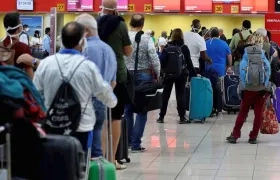 Turistas en el aeropuerto Internacional José Martí para el último vuelo con destino a España antes del cierre del tráfico aéreo.