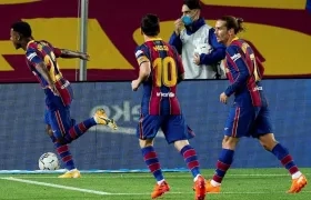 Ansu Fati celebra ante la mirada de Messi y Griezmann. 
