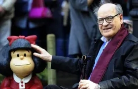  Joaquín Salvador Lavado, conocido como "Quino", a lado de Mafalda, su personaje más famoso.