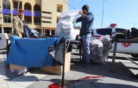 Un trabajador limpia su puesto en la céntrica plaza de Al Tayaran de Bagdad, después del atentado.